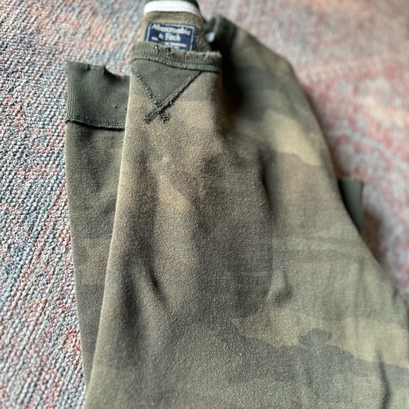 2010’sABERCROMBIE  Distressed Camo Sweatshirt Unisex Size M - Picture 5 of 15